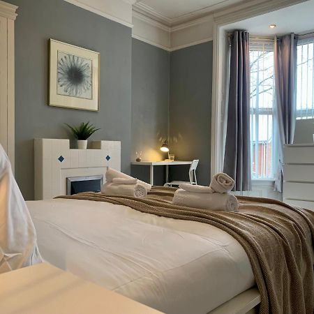 Somerford Place - 6 Beds - Sleeps 12 - Parks 2-3 Cars/Vans Willenhall エクステリア 写真