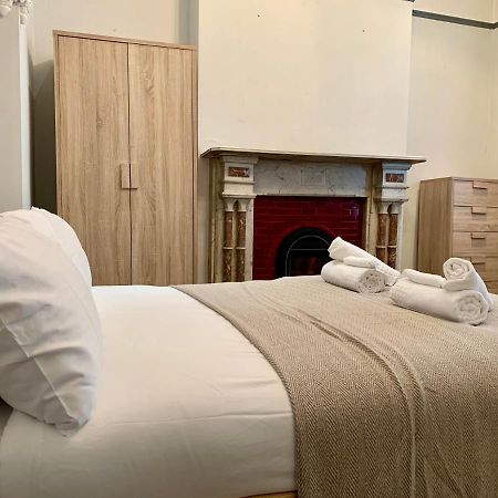 Somerford Place - 6 Beds - Sleeps 12 - Parks 2-3 Cars/Vans Willenhall エクステリア 写真
