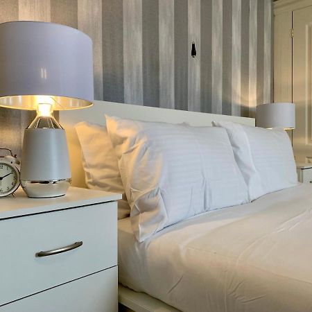 Somerford Place - 6 Beds - Sleeps 12 - Parks 2-3 Cars/Vans Willenhall エクステリア 写真