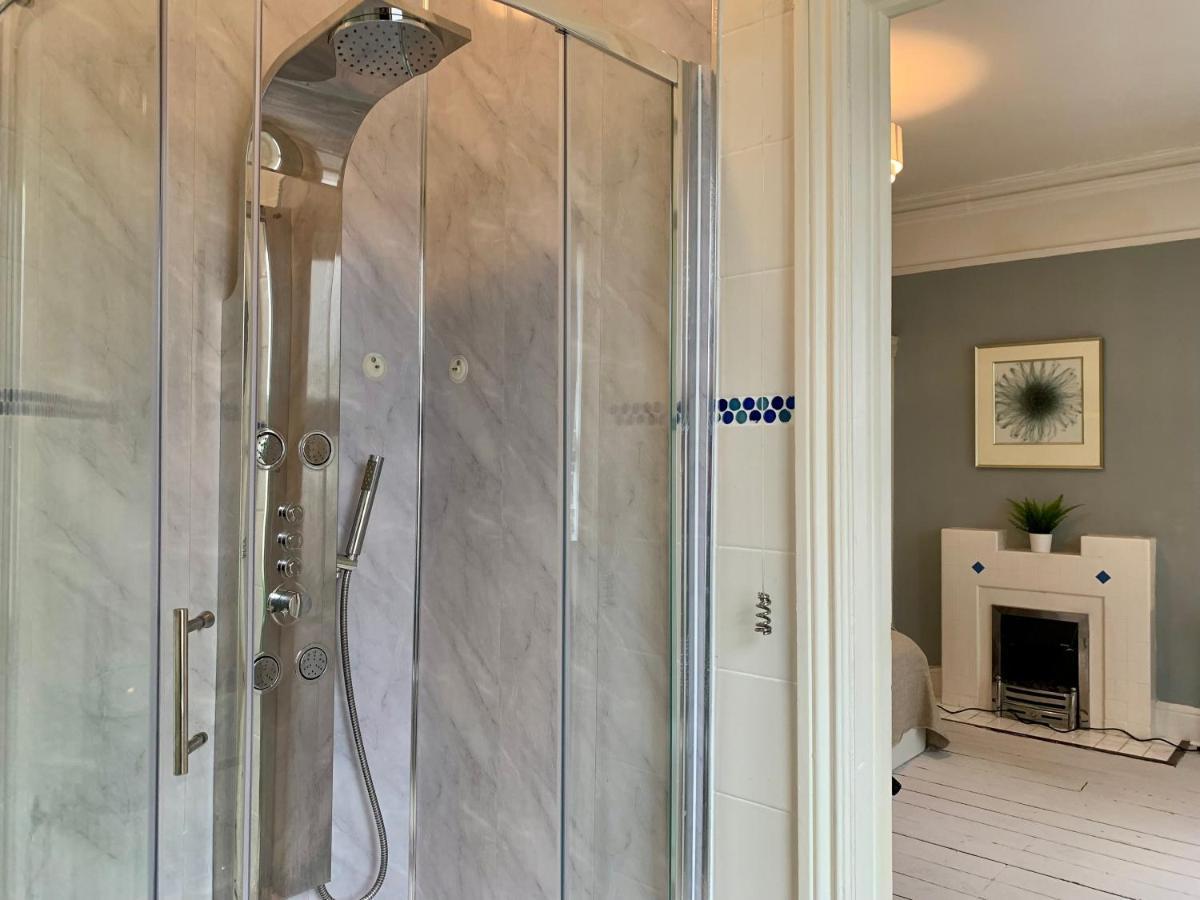 Somerford Place - 6 Beds - Sleeps 12 - Parks 2-3 Cars/Vans Willenhall エクステリア 写真