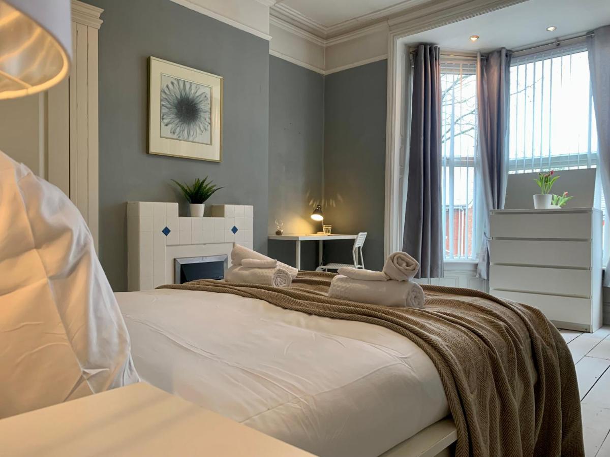 Somerford Place - 6 Beds - Sleeps 12 - Parks 2-3 Cars/Vans Willenhall エクステリア 写真