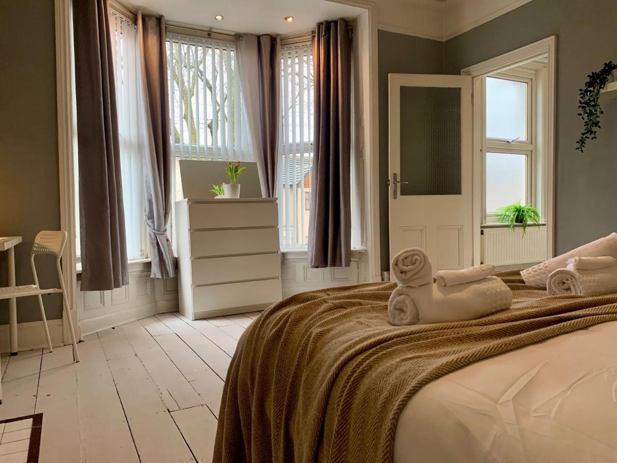 Somerford Place - 6 Beds - Sleeps 12 - Parks 2-3 Cars/Vans Willenhall エクステリア 写真