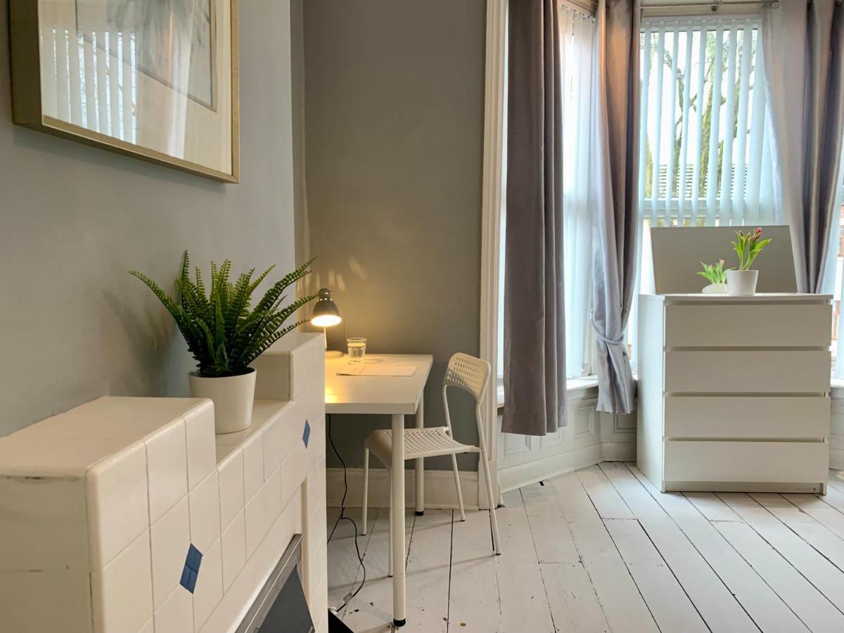 Somerford Place - 6 Beds - Sleeps 12 - Parks 2-3 Cars/Vans Willenhall エクステリア 写真