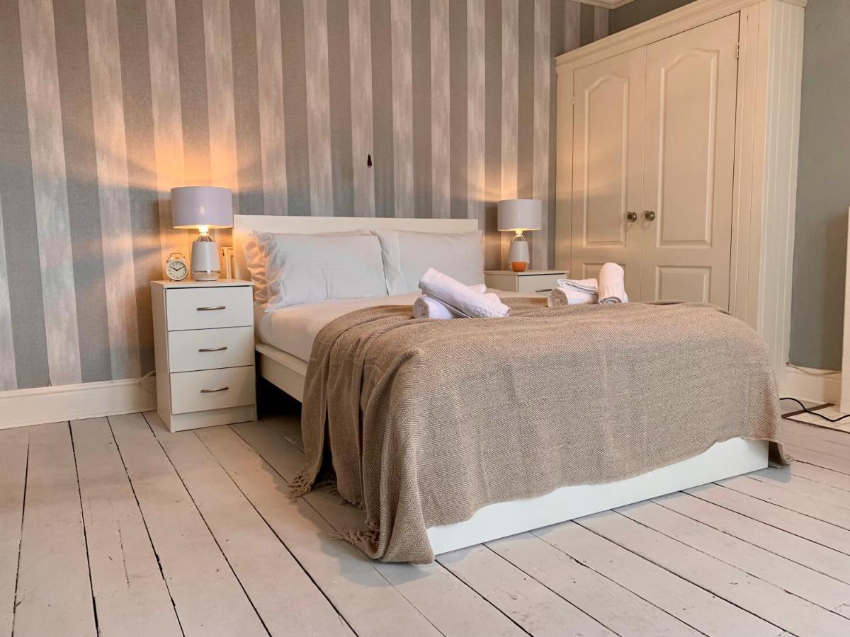 Somerford Place - 6 Beds - Sleeps 12 - Parks 2-3 Cars/Vans Willenhall エクステリア 写真