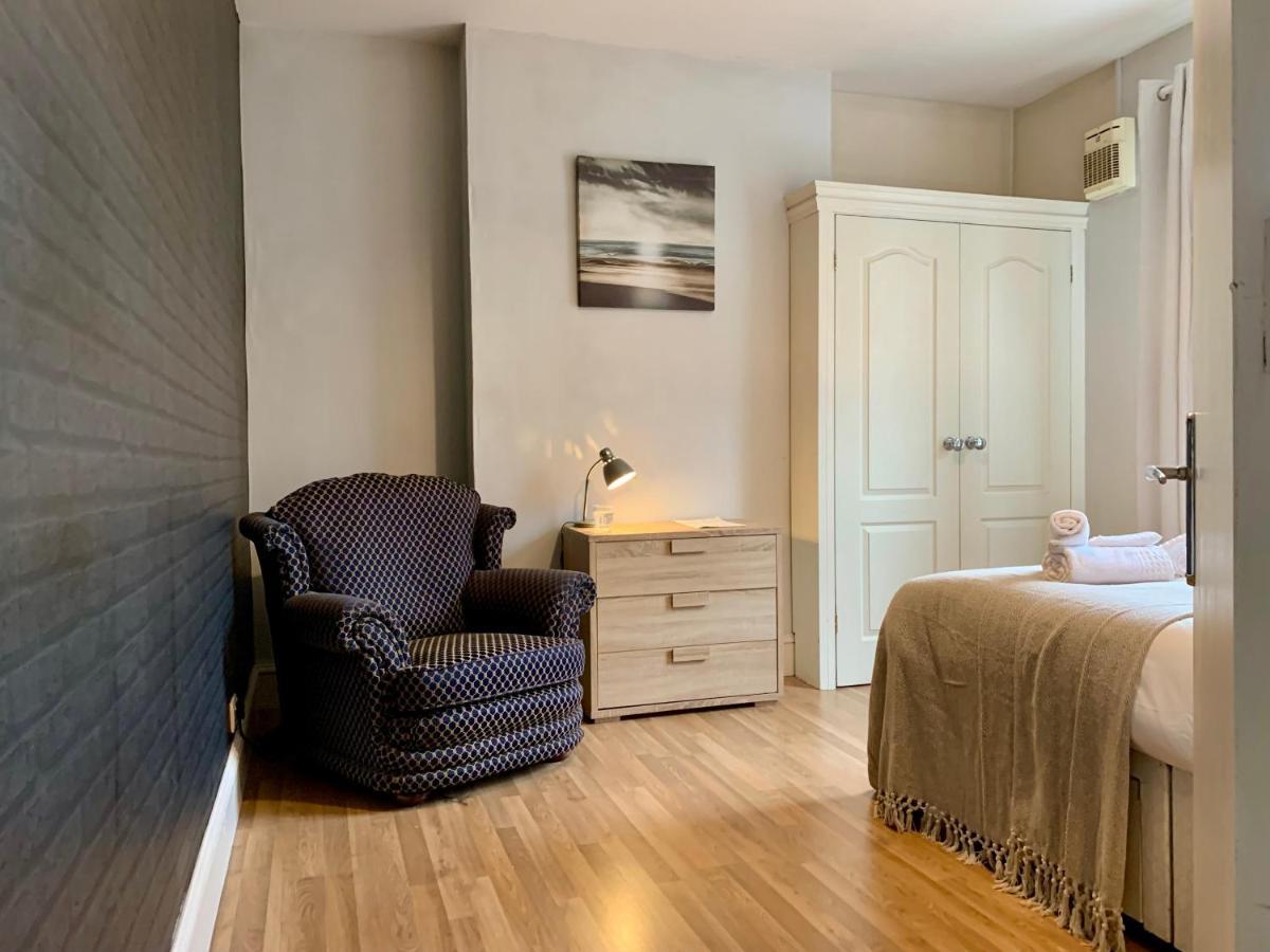 Somerford Place - 6 Beds - Sleeps 12 - Parks 2-3 Cars/Vans Willenhall エクステリア 写真