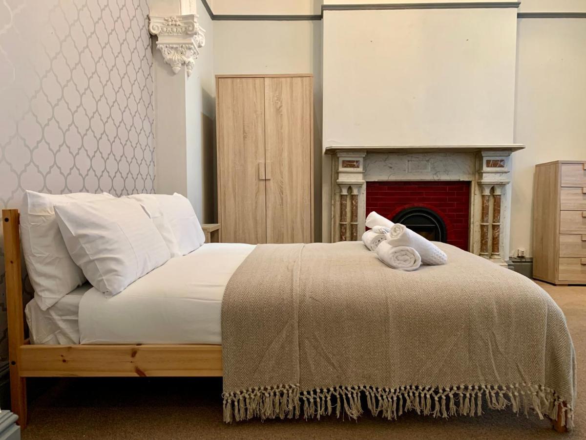 Somerford Place - 6 Beds - Sleeps 12 - Parks 2-3 Cars/Vans Willenhall エクステリア 写真