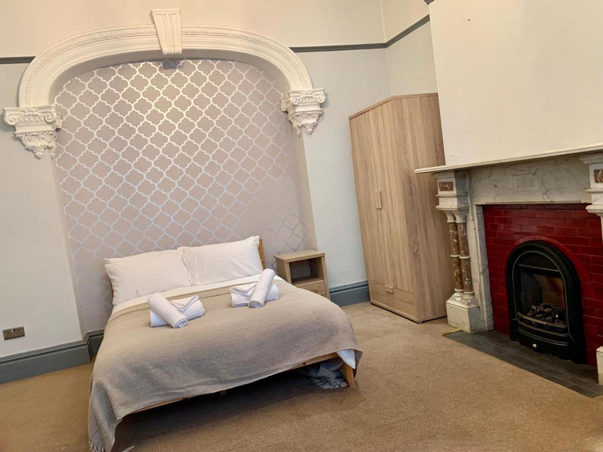 Somerford Place - 6 Beds - Sleeps 12 - Parks 2-3 Cars/Vans Willenhall エクステリア 写真