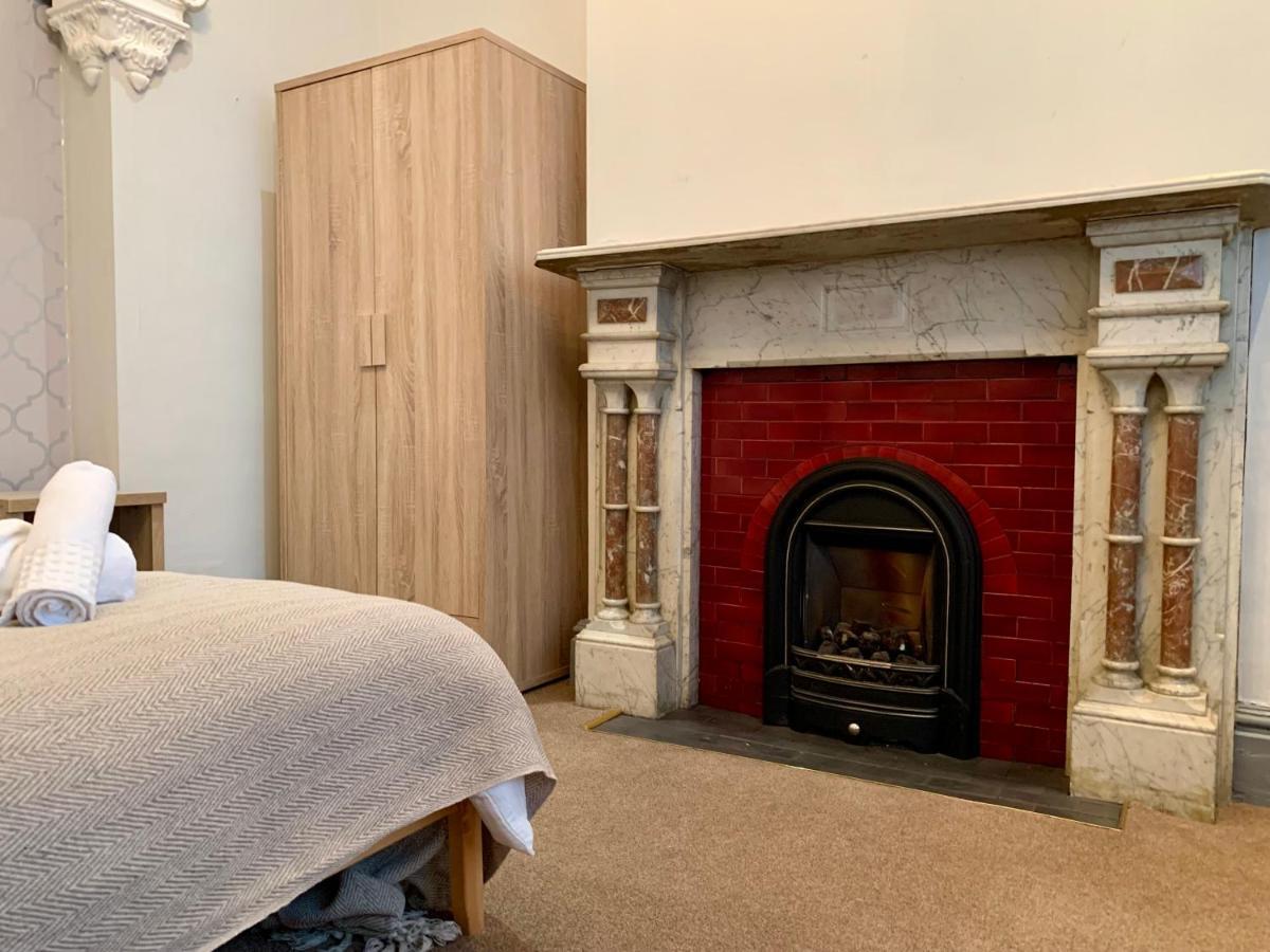Somerford Place - 6 Beds - Sleeps 12 - Parks 2-3 Cars/Vans Willenhall エクステリア 写真