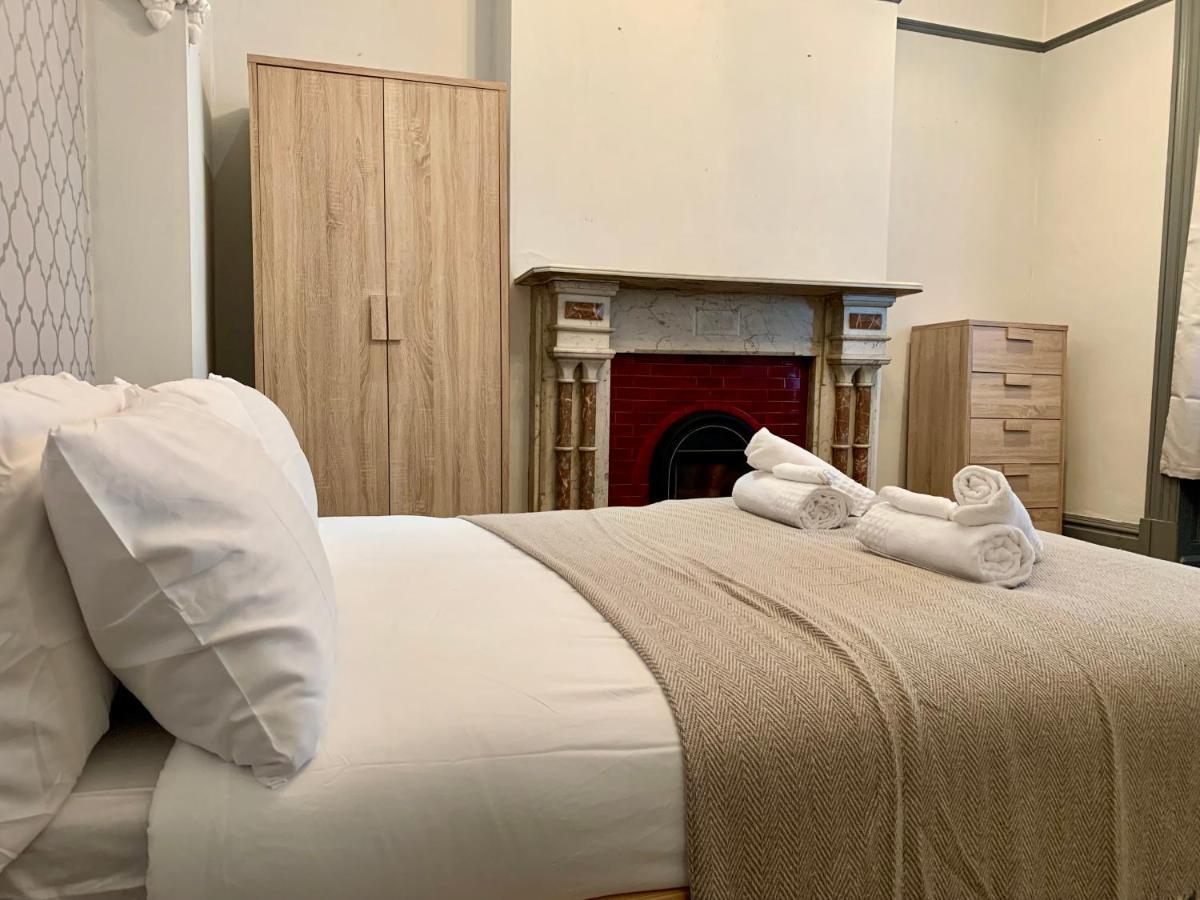 Somerford Place - 6 Beds - Sleeps 12 - Parks 2-3 Cars/Vans Willenhall エクステリア 写真