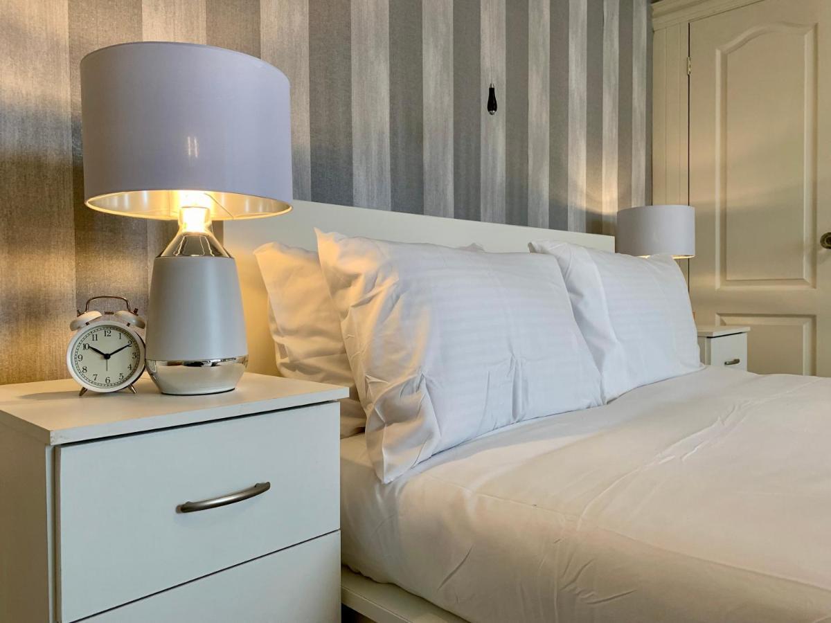 Somerford Place - 6 Beds - Sleeps 12 - Parks 2-3 Cars/Vans Willenhall エクステリア 写真