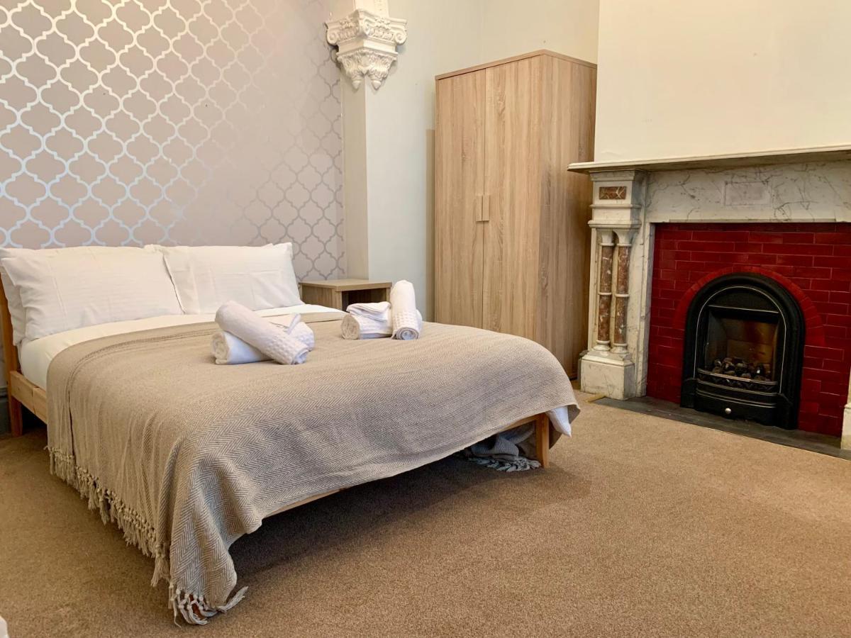 Somerford Place - 6 Beds - Sleeps 12 - Parks 2-3 Cars/Vans Willenhall エクステリア 写真