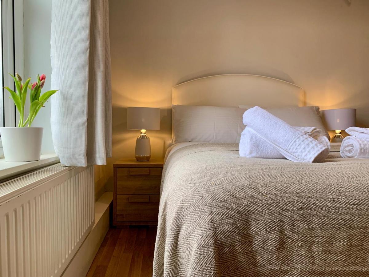 Somerford Place - 6 Beds - Sleeps 12 - Parks 2-3 Cars/Vans Willenhall エクステリア 写真