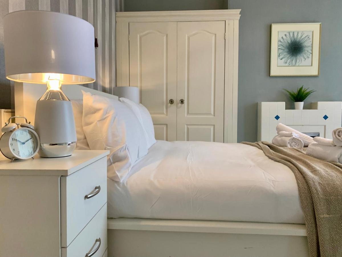 Somerford Place - 6 Beds - Sleeps 12 - Parks 2-3 Cars/Vans Willenhall エクステリア 写真