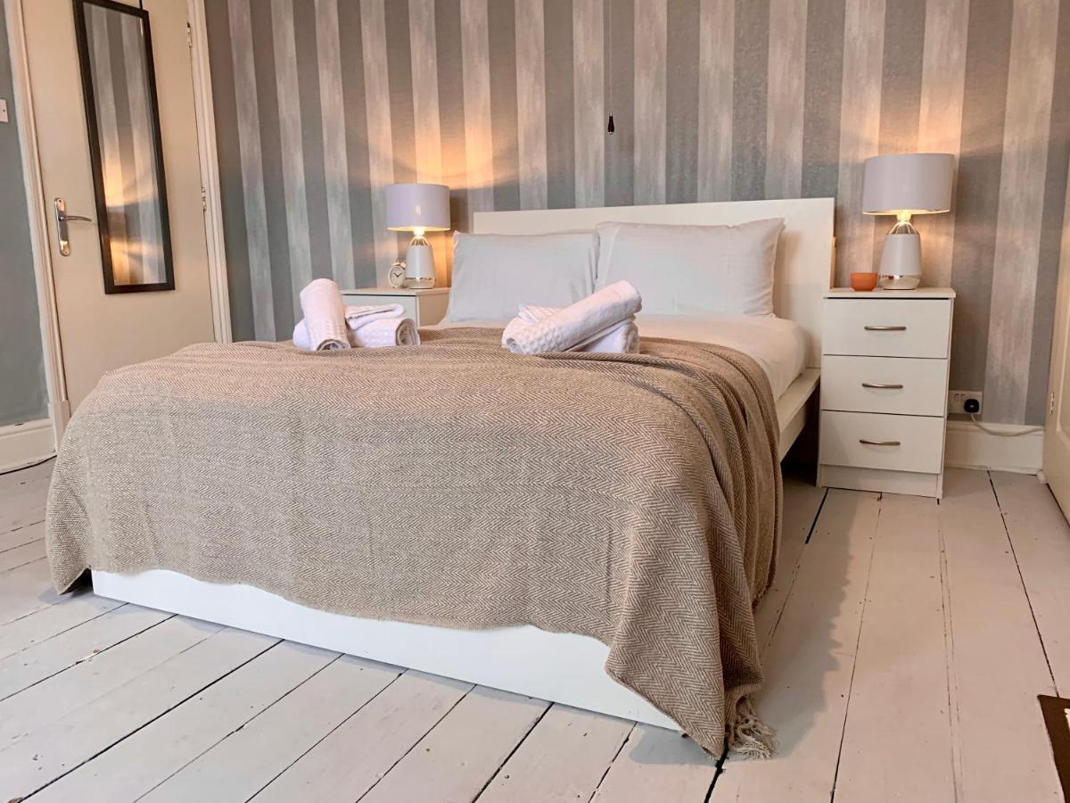 Somerford Place - 6 Beds - Sleeps 12 - Parks 2-3 Cars/Vans Willenhall エクステリア 写真