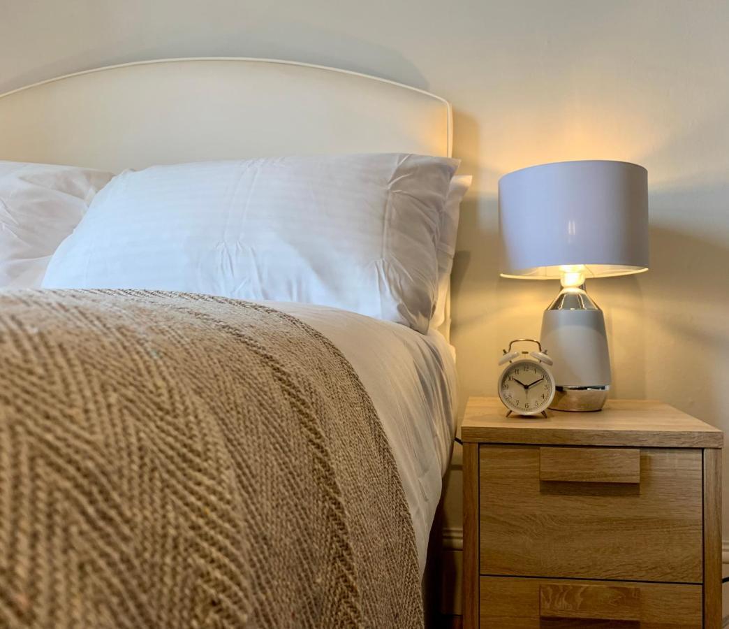Somerford Place - 6 Beds - Sleeps 12 - Parks 2-3 Cars/Vans Willenhall エクステリア 写真