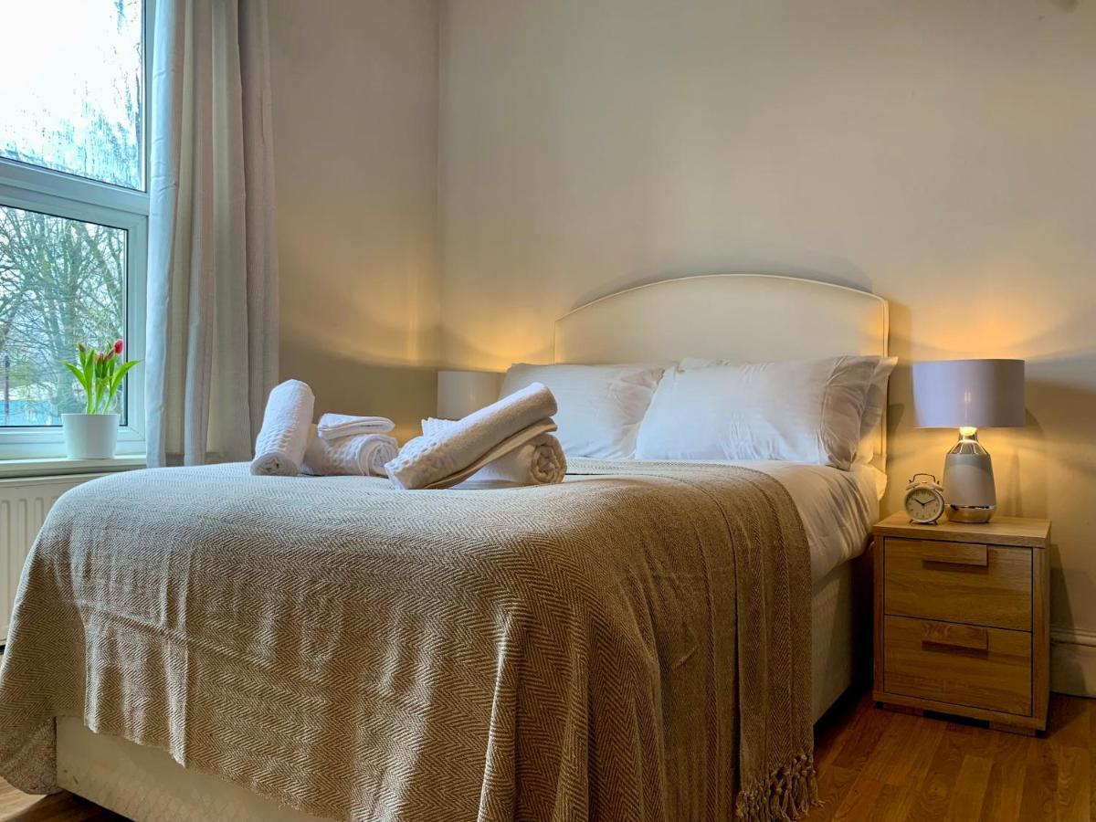 Somerford Place - 6 Beds - Sleeps 12 - Parks 2-3 Cars/Vans Willenhall エクステリア 写真