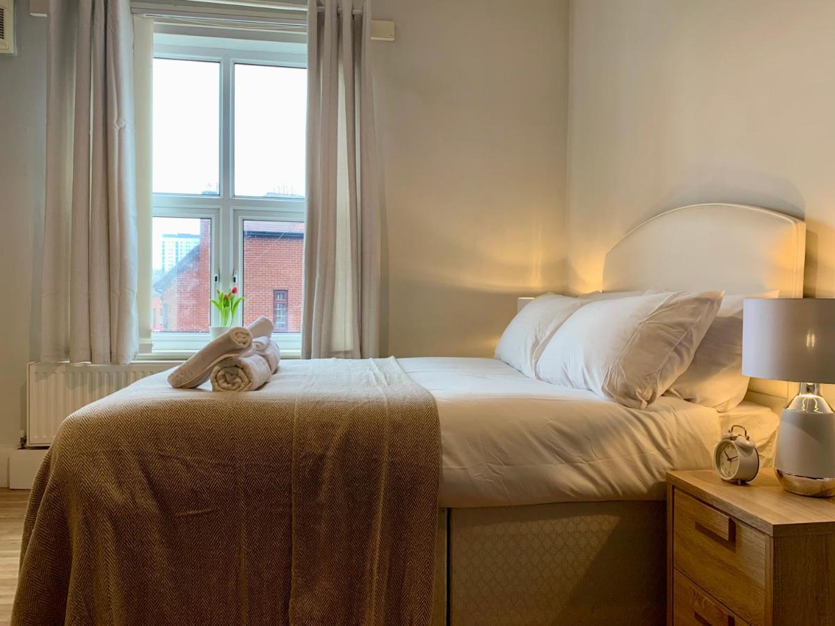 Somerford Place - 6 Beds - Sleeps 12 - Parks 2-3 Cars/Vans Willenhall エクステリア 写真