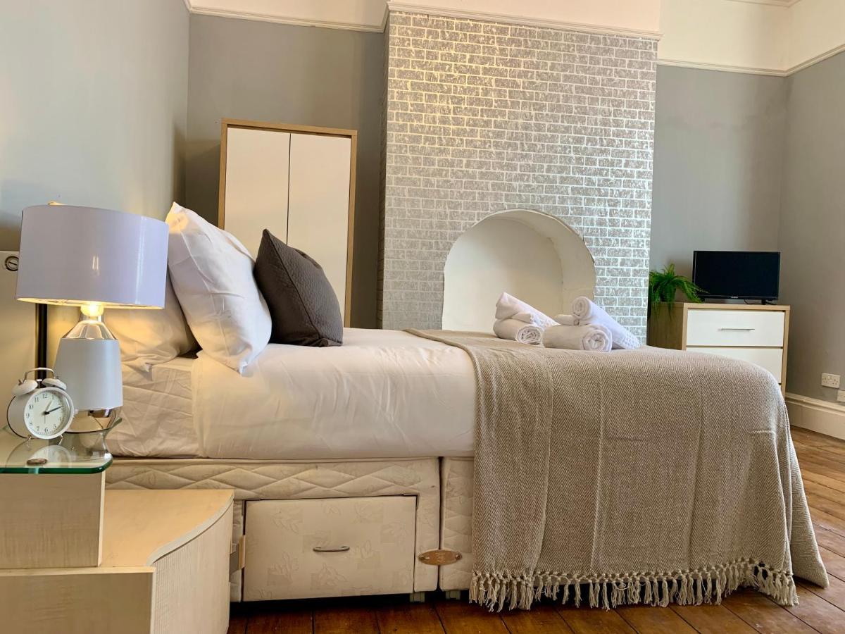 Somerford Place - 6 Beds - Sleeps 12 - Parks 2-3 Cars/Vans Willenhall エクステリア 写真