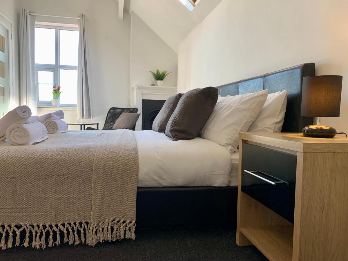 Somerford Place - 6 Beds - Sleeps 12 - Parks 2-3 Cars/Vans Willenhall エクステリア 写真