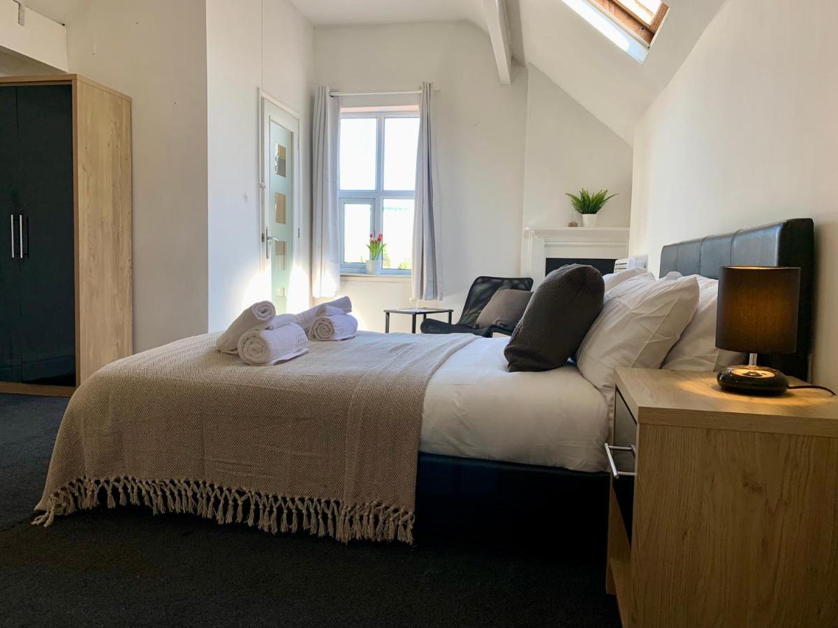 Somerford Place - 6 Beds - Sleeps 12 - Parks 2-3 Cars/Vans Willenhall エクステリア 写真