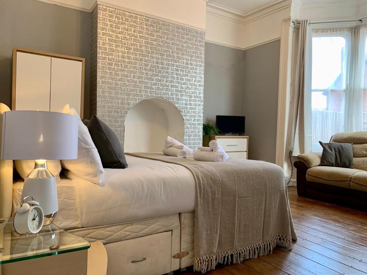Somerford Place - 6 Beds - Sleeps 12 - Parks 2-3 Cars/Vans Willenhall エクステリア 写真