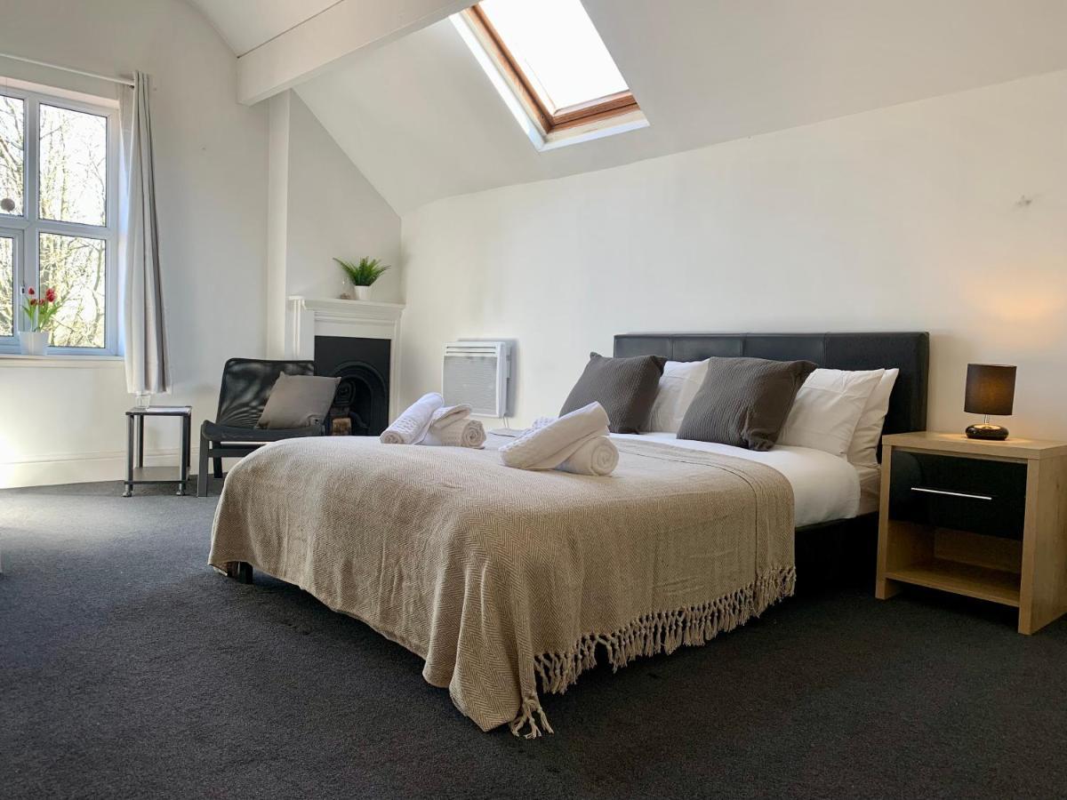 Somerford Place - 6 Beds - Sleeps 12 - Parks 2-3 Cars/Vans Willenhall エクステリア 写真