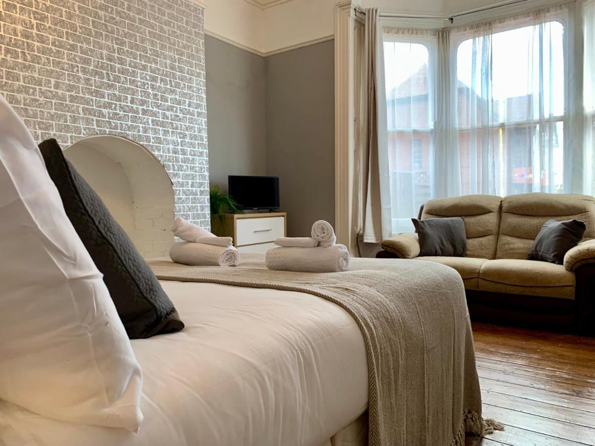 Somerford Place - 6 Beds - Sleeps 12 - Parks 2-3 Cars/Vans Willenhall エクステリア 写真